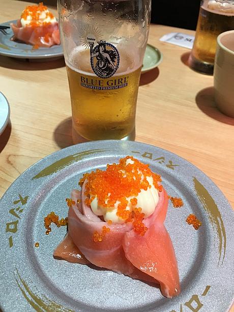 こちらサーモンロールにマヨネーズととびっこが載ったもの。「花の恋」といわれる香港で考えられたロール寿司です。うん、ビールに合う。