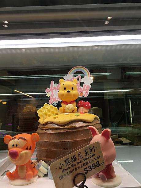 香港のホールケーキって、ちょっと不思議なデコレーションや奇抜な色が多いのですが・・・。最近よく通る場所に新しいパン屋さんがオープンして、そこのケーキから目が離せなくなりました。通るたびに覗いてしまいます。これは熊のプさん。可愛い！