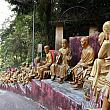 そんな思いまでして萬佛寺へ行く楽しみの一つが、お寺までの急な坂道の両脇に並ぶ金色の羅漢像たちです。