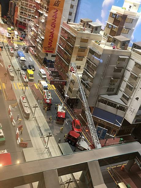 消防車がいますね、火事でしょうか？・・・ってもうお分かりですね！これらは香港のジオラマ模型です。
