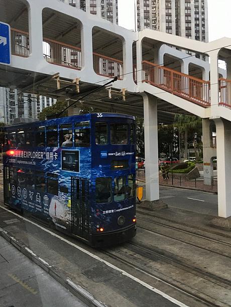 乗車地、降車地に関わらず、代金一律。香港島をゆっくり東西に走る２階建てトラムは、情緒たっぷりの乗り物です。