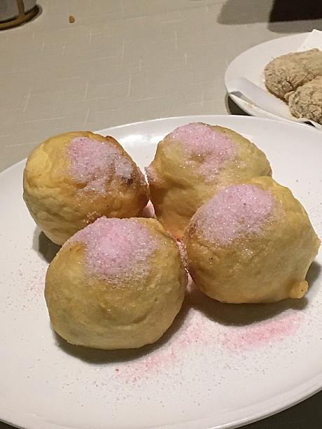 上海料理のデザートによく出てくる高力豆沙。卵白を使った揚げ饅頭で、ふんわりパフっとした饅頭の中にはあんこが入っています。ピンクの可愛い砂糖がかかっていますね。こちらは夜上海レストランで食べたもの。