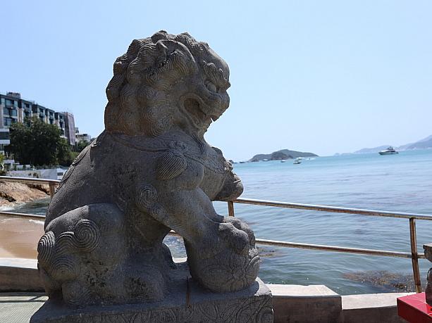 海のほうを見つめる獅子もいました。毎日海を眺められていいですねえ。