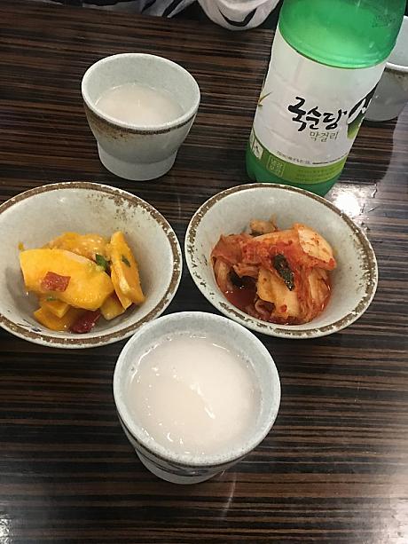 こちらはハッピーアワーではないのですが、先日の夕食。韓国料理レストランでマッコリタイムです。