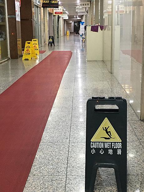 香港はこの小心地滑があらゆる場所にそれはもう、たくさん置かれています。こちらの写真。この廊下にはなんと見えるだけで6個もの小心地滑が。そんなにここ滑りやすいのですか!?