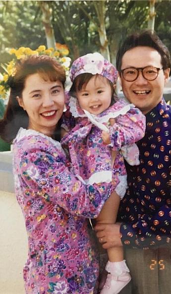 香港で産まれた娘さんを囲んで家族写真（大村氏提供）