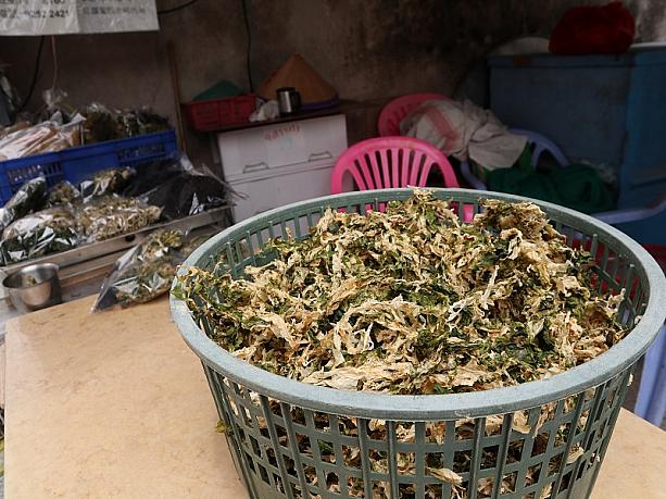 もしかしてこれかな？小さな商店でこの海藻のようなものを袋詰めにしていました。村人の手作りの海の製品を買うことができるんですね。