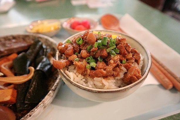 ファンも多い魯肉飯。そういえば最近は台湾系の食堂が増えてきた気がします。
