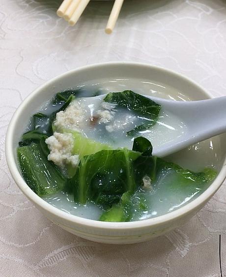 こちらは海鮮街に行った時に出てきたスープ。魚介類をたっぷり使って煮込んだスープは、ほっとする味で絶品でした。香港人の友達たちはお代わりしていましたよ。