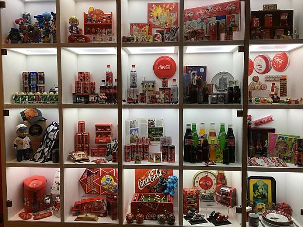 スワイヤーグループが香港で行ってきたことが展示されている中でもナビが興味深々だったのがこちらのコカ・コーラについて。