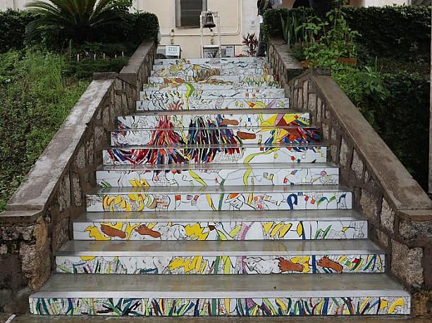 西貢から少し船にのっていった島の教会に続く階段。小さなモザイクが組み合わされてできた素敵な階段アートでした。