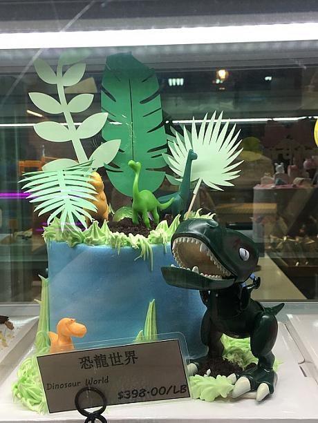 ショーウインドーがキラリと光っているこちらのケーキやさん。通るたびに見てしまいます。さあ、こちらはなんとジャングルと恐竜がテーマです。男の子の誕生日用かな