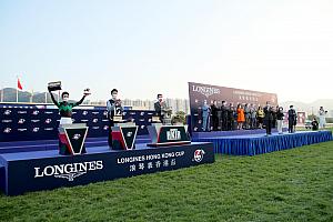 日本という外国の馬が勝ったので、ソーシャルディスタンスのため香港市民プレセンターが立つ表彰台とは別