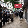 この行列をご覧ください！新しくチムシャツイにオープンした有名ベーカリーの為の行列です。食いしん坊が多い香港、健在ですね！！
