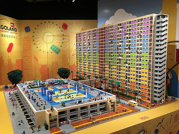 そう、SNS映えで一躍有名になった虹色団地！！こんな大きな町並みまでレゴで再現されていました。どうやら１周年記念の模型のようです。本当に素晴らしい技術ですね。