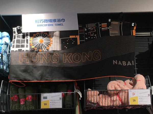 そこで見つけたのがこちら、香港ロゴと高層ビル景色入りのタオル。うーん、これなら男性のお土産にしてもいいかな？　まだまだ探せばいろいろな限定グッズや食べ物がありそうです。見つけたらまたご報告しますね！
