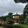 ここでは日本にいるかのような気分を味わえるのです。木々の間に黄金の建物が見えませんか？