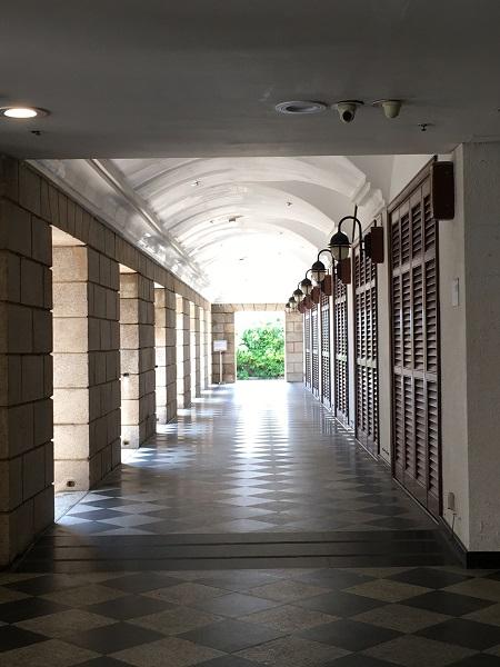ウェスタン風の優雅な雰囲気が漂う廊下です。ここ、どこだかお分かりになりますか？