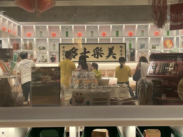 そしてお店の中にはこんな素敵なショップも併設されていました。駄菓子や古い香港にちなんだグッズで有名な店です。