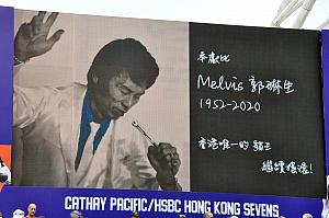 エルビス・プレスリーの衣装で「流し」をするメルヴィス・ウォンさん。追悼映像が流されました