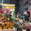 マーケットにはお正月用品がたくさん売られています。こちらには正月ならではの花が並んでいます。