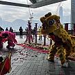 高級ホテル、リッツカールトン香港で行われた新年のライオンダンス（獅子舞）。
