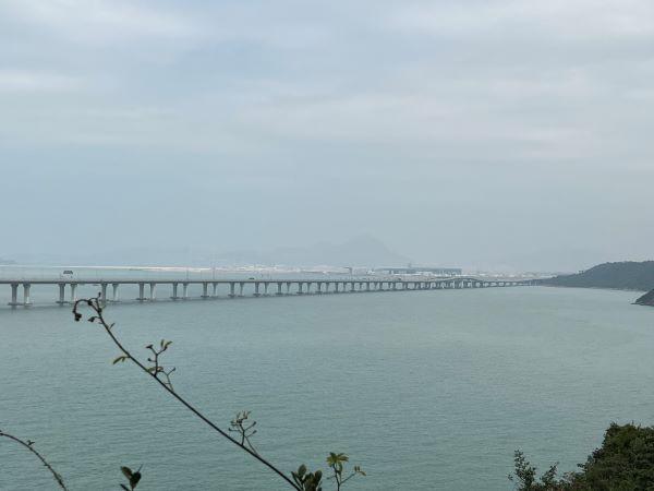 右手には空港、そして横を走っている橋はランタオ島からマカオへ行くための橋です。