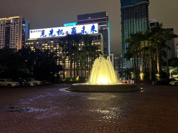 この噴水、見覚えのある方も多いことでしょう。そう、2020年4月に改装のため営業終了をしたインターコンチネンタル香港の建物入口にあった噴水です。