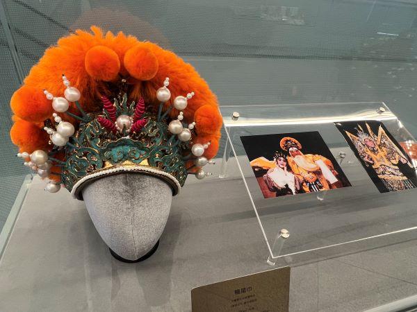 衣装だけではなく、頭に載せる装飾品の展示もされていました。