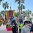 この写真はパレードの様子。鴨脷洲の街中をライオンやドラゴンが練り歩きます。