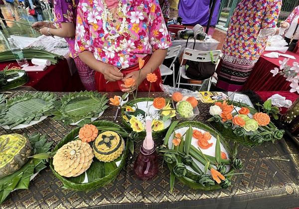 タイでよく見かけるカービングのブース。フルーツや野菜をこんな風にできちゃうなんて手先が器用な方が多いですね。