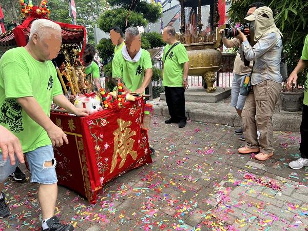 パレードに参加する各団体の神様も、一緒に譚公廟へ向かっています。