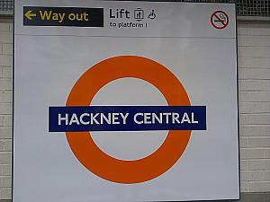 1．オーバーグラウンド線Hackney Central（ハックニーセントラル）駅で下車。