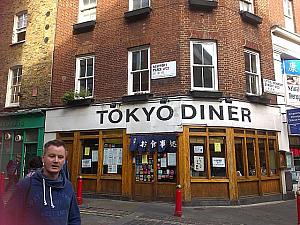 6．バーの前には日本食レストランTOKYO DINERがあります。その間の道、Newport Placeに入りましょう。