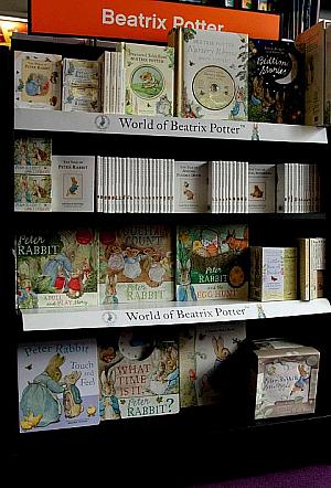 児童書コーナーにはビアトリクス・ポターの作品を集めた棚も