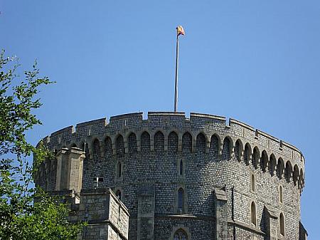王室旗が揚がっているラウンド・タワー 