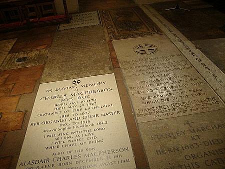 大聖堂地下の床は墓碑でびっしり。