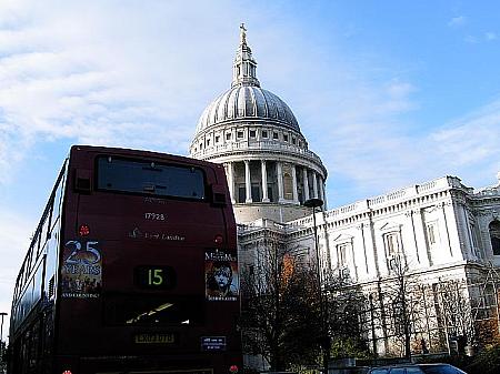 15番のバスは大聖堂の目の前に止まります。