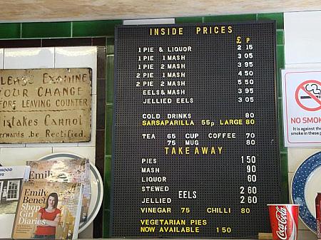 価格表。パイとマッシュの量で細かく値段が違います