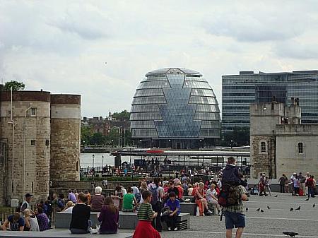 ロンドン塔の切符売り場には、いつもたくさん観光客が並んでいる