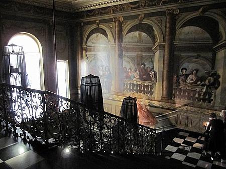 階段の上の絵画は画家、ウィリアム・ケントが実際に会った人々が登場。