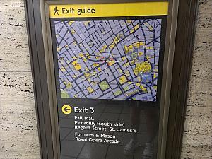 1.地下鉄ピカデリー駅の改札を出てExit3を探しましょう。