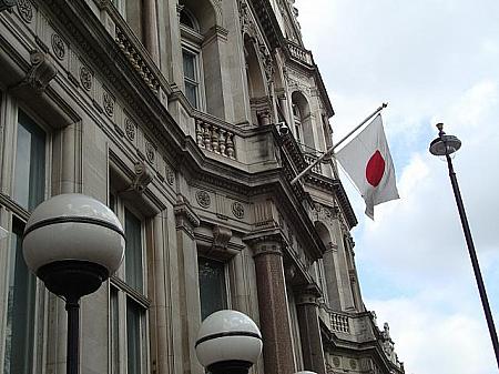 グリーンパーク駅近くにある日本大使館。日の丸が目印。