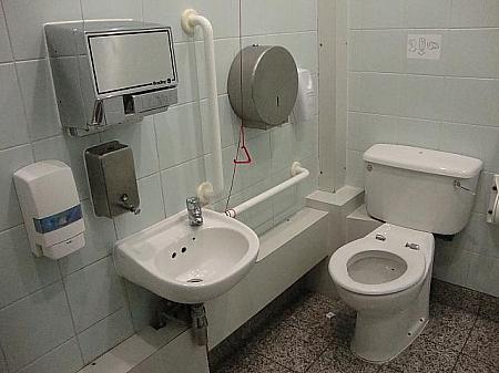 あるショッピングセンターのトイレの個室。