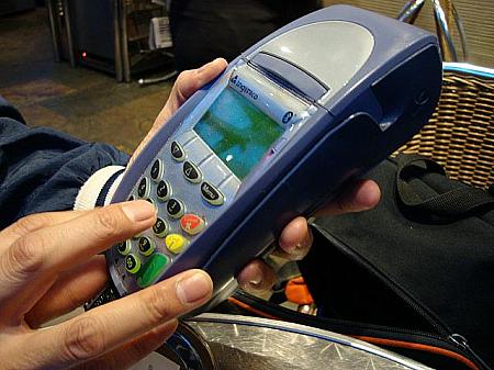 クレジットカードの決済で使われる機械の例