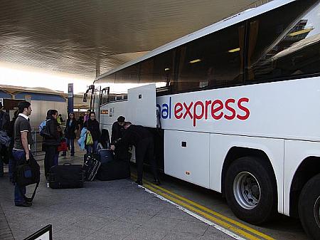 空港とビクトリア駅を結ぶ長距離バス・ナショナルエキスプレス