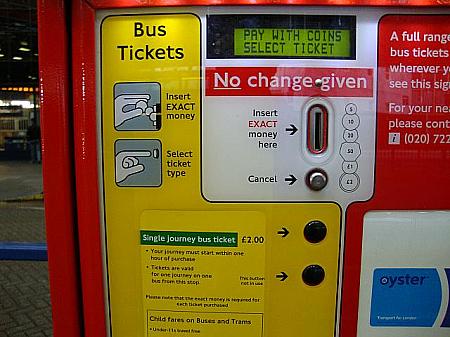 バス停によっては切符の自動販売機もある。１乗車２ポンド