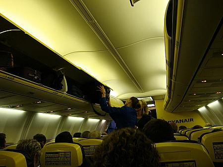 ほとんどの乗客が大きめの荷物を機内へと持ち込む