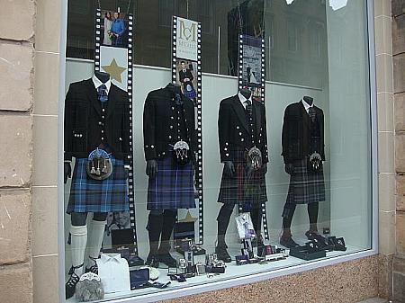 町中にはスコットランドの正装、ハイランド・ドレスを扱うお店がある