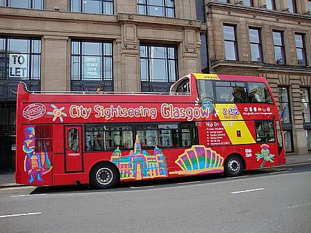 オープントップバスで市内観光もできる